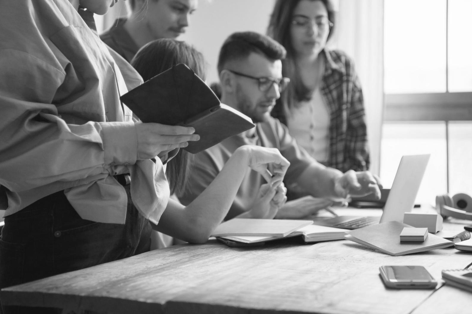 Interface de gestion budgétaire automatisée montrant des graphiques et des catégories de dépenses organisées