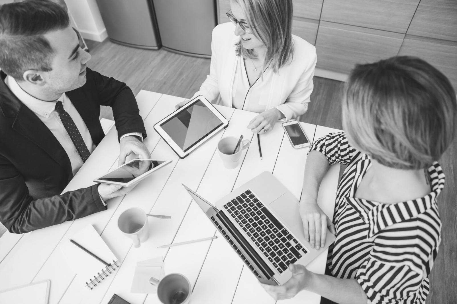 Notre équipe travaillant sur des solutions budgétaires innovantes