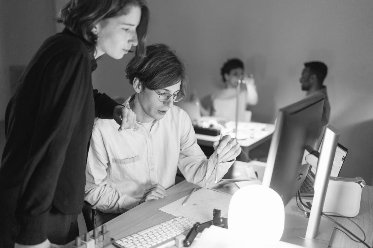 Écran de récapitulatif budgétaire mensuel avec graphiques de progression et catégories de dépenses détaillées